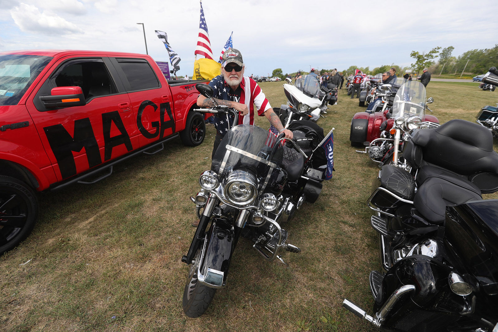 Bikers and boaters parade for President Trump